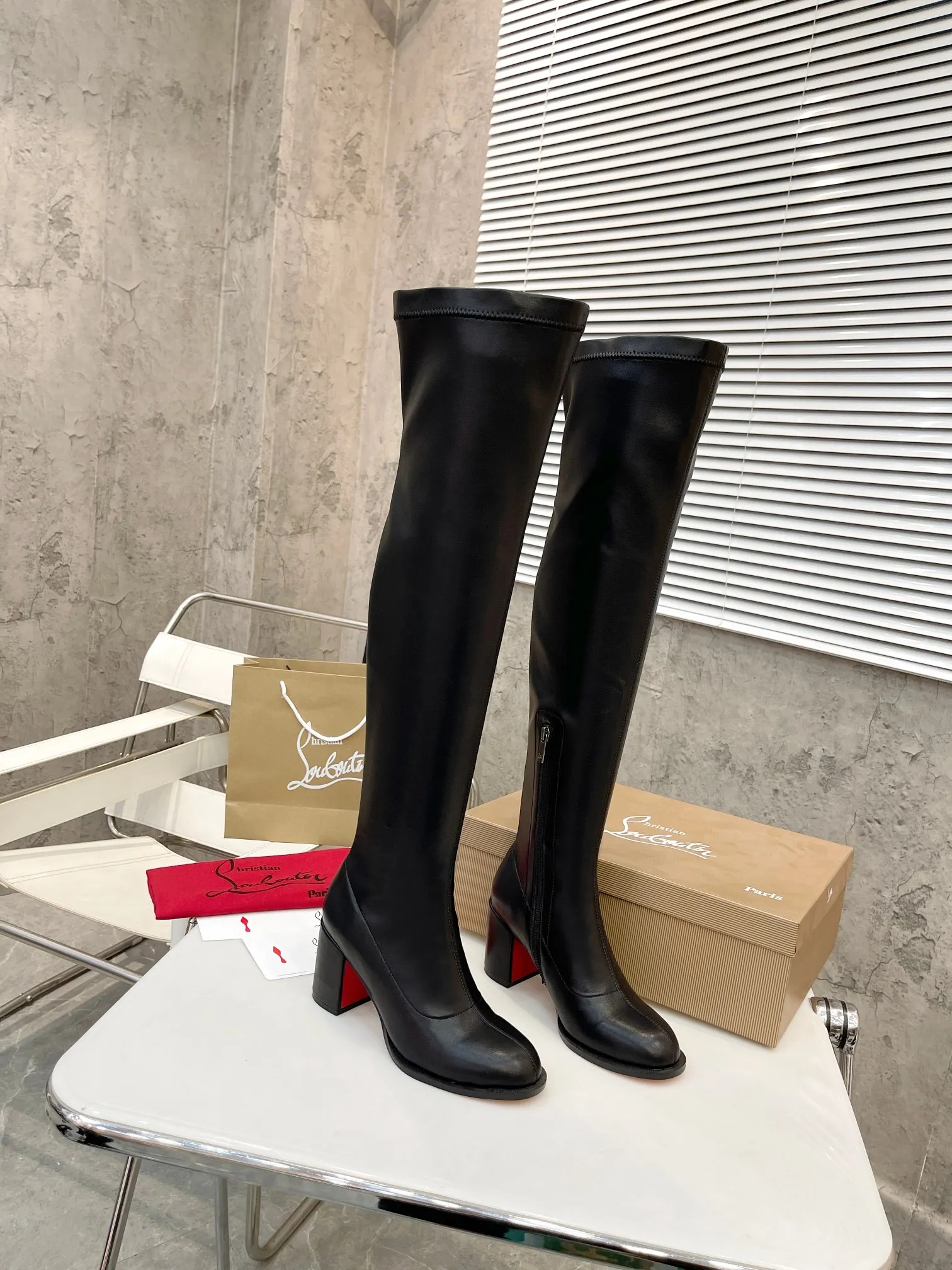 Factory direct sales p640🐘🐘Women's Shoes Women's Clothing Christian Louboutin (CL) launches new thick-heeled stretch ankle boots, which are classic and refined, with smooth and slender lines. Fitted with 70mm square heel. The tube height is 22 inches.  ✅Fabric: stretch velvet leather ✅Lining: sheepskin ✅Outsole/heel height: rubber Heel height 7cm ✅Color: black stretch velvet black stretch leather khaki stretch suede ✅Code number: 34-41 (34,41 customized) ✅Packaging: original board packaging